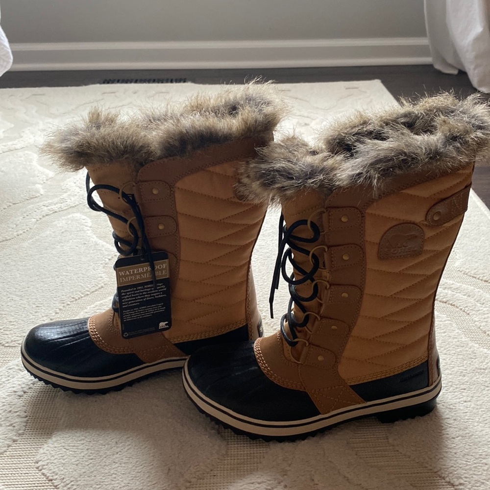NWT Women’s Sorel Torino boots in Curry. Size 6.5